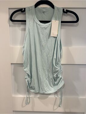 Side cinch tank top. Size large. NWTs.